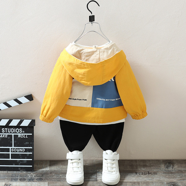 Új modell gyerekkabát felirattal és kapucnival fiúknak