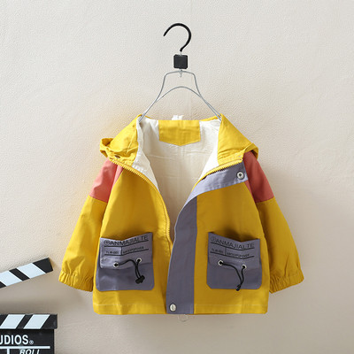 Moderna bērnu jaka ar uzrakstiem un saitēm - zēniem