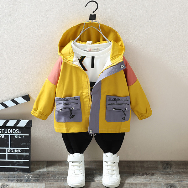 Moderna bērnu jaka ar uzrakstiem un saitēm - zēniem