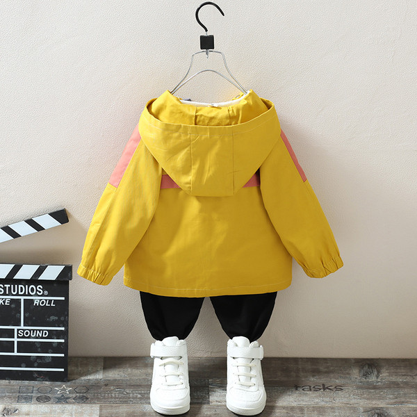 Moderna bērnu jaka ar uzrakstiem un saitēm - zēniem