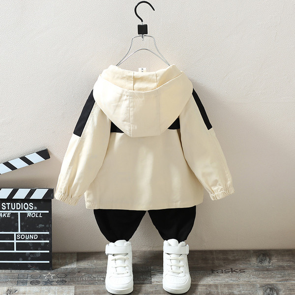 Moderna bērnu jaka ar uzrakstiem un saitēm - zēniem