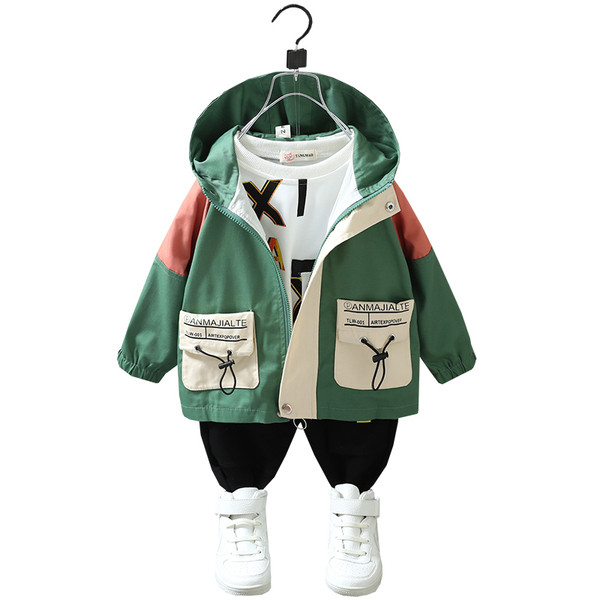 Moderna bērnu jaka ar uzrakstiem un saitēm - zēniem