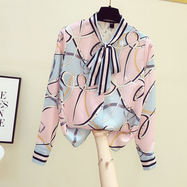 Cămașă de damă colorată, cu o panglică la guler și mâneci lungi