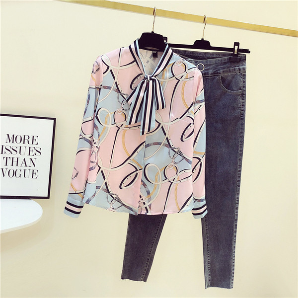 Cămașă de damă colorată, cu o panglică la guler și mâneci lungi