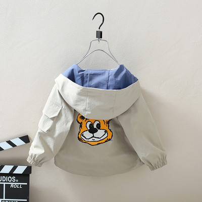 Παιδικό μπουφάν με απλικέ και κουκούλα για αγόρια