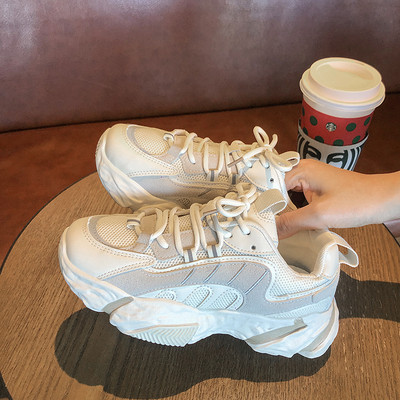 Γυναικεία αθλητικά παπούτσια με τραχιά σόλα και κορδόνια