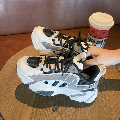 Γυναικεία αθλητικά παπούτσια με τραχιά σόλα και κορδόνια