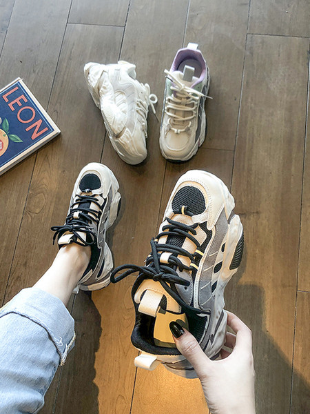 Kontroverzne ženske tenisice s grubim potplatom i vezicama