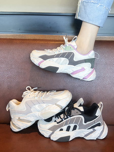 Kontroverzne ženske tenisice s grubim potplatom i vezicama