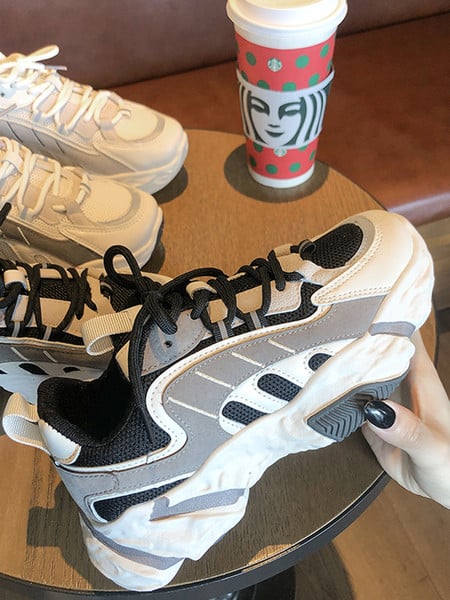 Kontroverzne ženske tenisice s grubim potplatom i vezicama