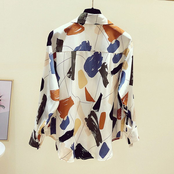 Naiste vabaaja särk värvilise mustri ja nööpidega