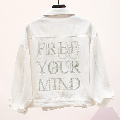 Női alkalmi kabát, hátulján fényes felirattal