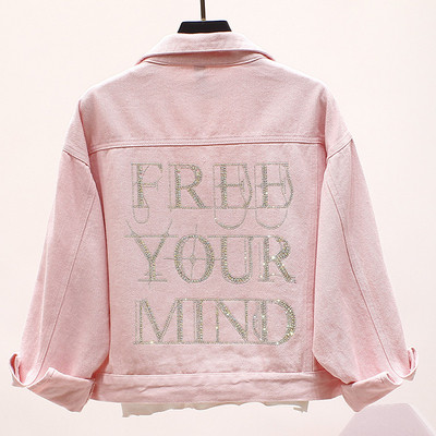 Női alkalmi kabát, hátulján fényes felirattal