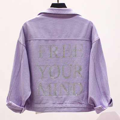 Női alkalmi kabát, hátulján fényes felirattal