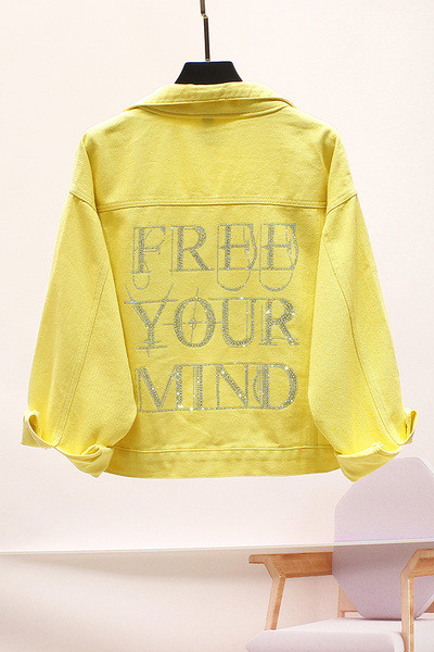 Női alkalmi kabát, hátulján fényes felirattal