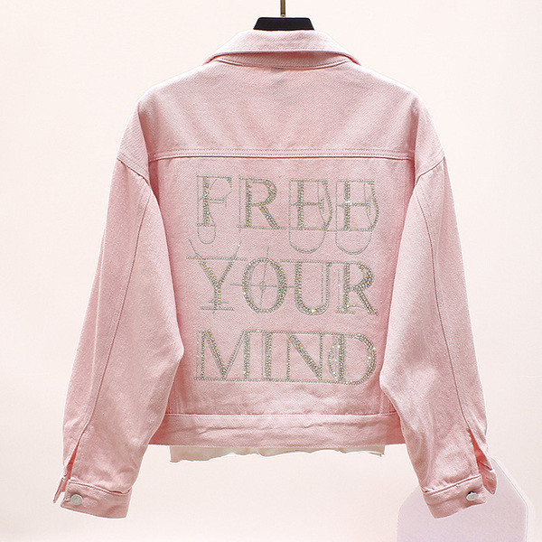 Női alkalmi kabát, hátulján fényes felirattal