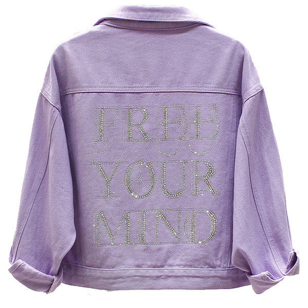 Női alkalmi kabát, hátulján fényes felirattal