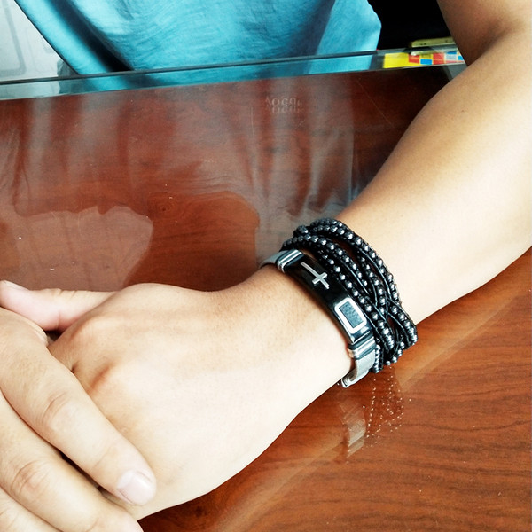 Muška narukvica s križićem: srebrna i zlatna boja