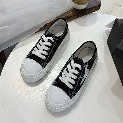 Γυναικεία casual αθλητικά παπούτσια με κορδόνια και κεντήματα