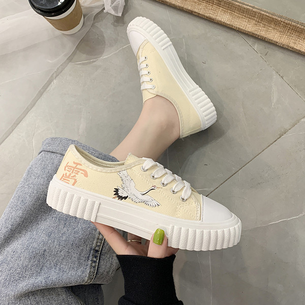 Γυναικεία casual αθλητικά παπούτσια με κορδόνια και κεντήματα