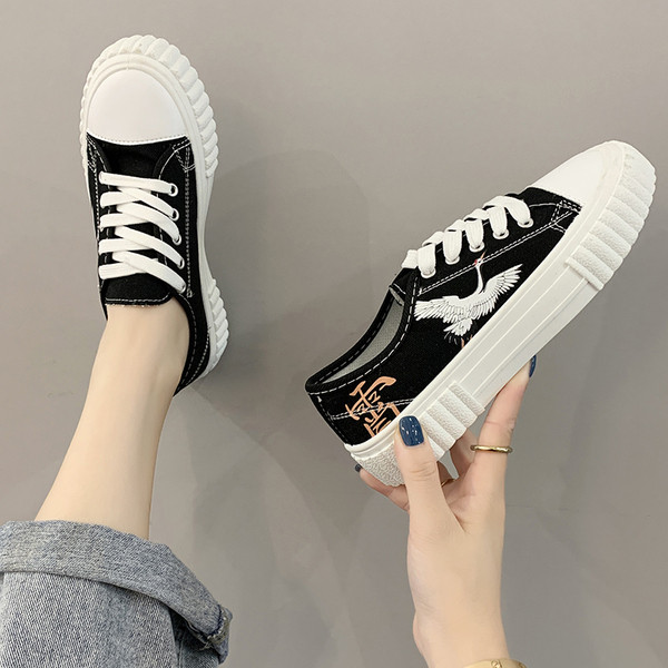 Γυναικεία casual αθλητικά παπούτσια με κορδόνια και κεντήματα