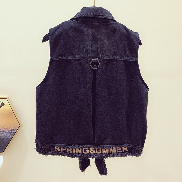 Γυναικείο γιλέκο τζιν με κουμπιά και τσέπες σε μαύρο χρώμα