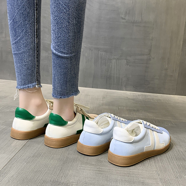 Γυναικεία χρωματιστά αθλητικά παπούτσια με κορδόνια και επίπεδη σόλα