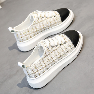 Modern női tornacipő lapos talppal és fényes szálakkal