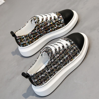 Modern női tornacipő lapos talppal és fényes szálakkal