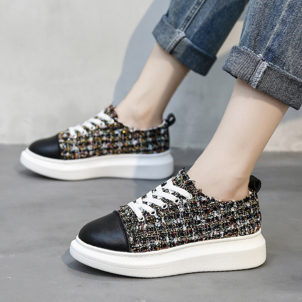 Modern női tornacipő lapos talppal és fényes szálakkal