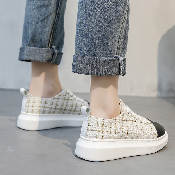 Modern női tornacipő lapos talppal és fényes szálakkal