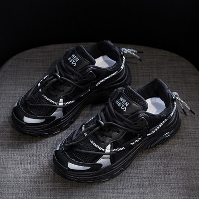 Légáteresztő női tornacipő hálóval és durva talppal