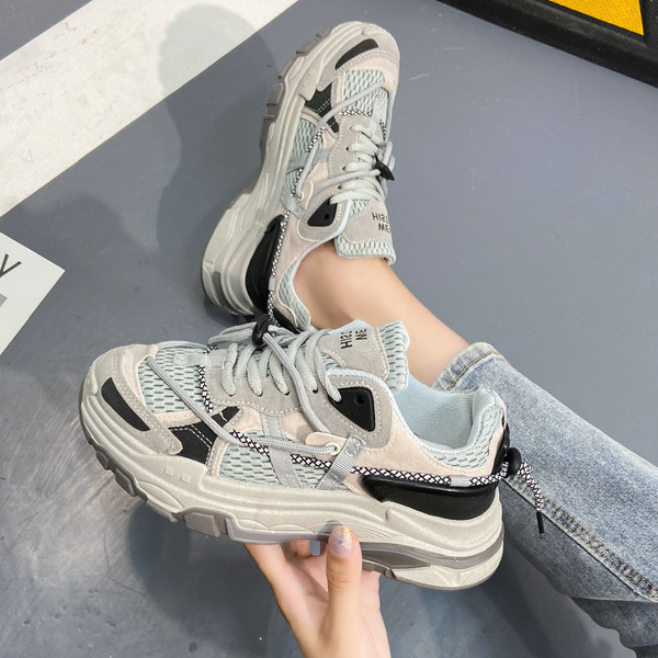 Légáteresztő női tornacipő hálóval és durva talppal