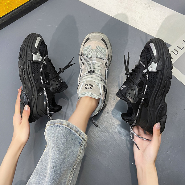 Légáteresztő női tornacipő hálóval és durva talppal