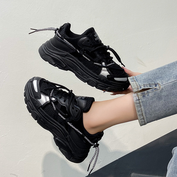 Légáteresztő női tornacipő hálóval és durva talppal