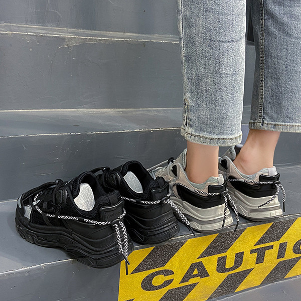 Légáteresztő női tornacipő hálóval és durva talppal