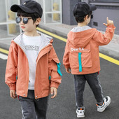 Modern gyerek tavaszi kabát kapucnival és zsebekkel