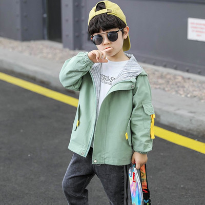 Modern gyerek tavaszi kabát kapucnival és zsebekkel