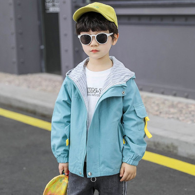 Modern gyerek tavaszi kabát kapucnival és zsebekkel