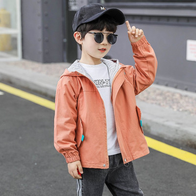 Modern gyerek tavaszi kabát kapucnival és zsebekkel