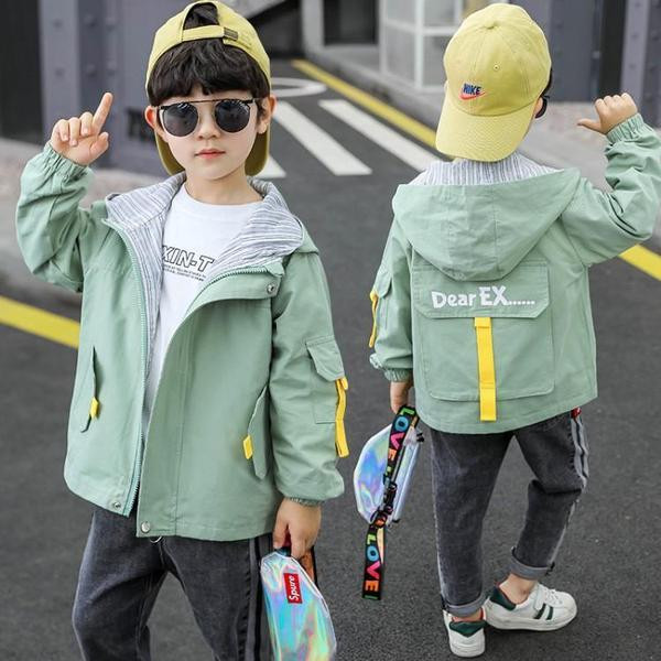 Modern gyerek tavaszi kabát kapucnival és zsebekkel