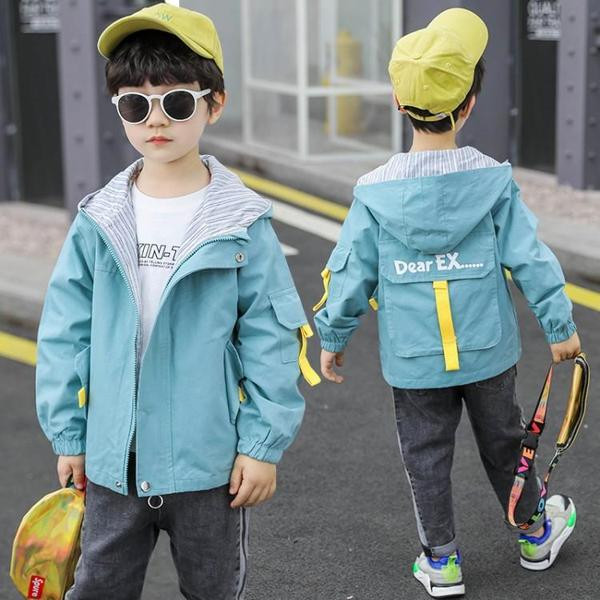 Modern gyerek tavaszi kabát kapucnival és zsebekkel