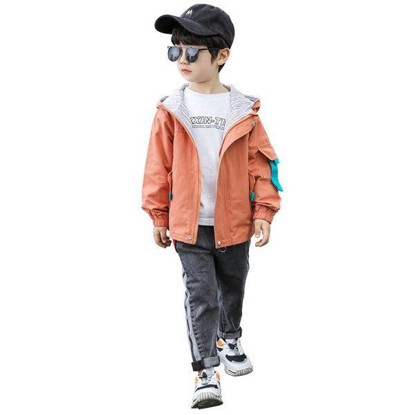 Modern gyerek tavaszi kabát kapucnival és zsebekkel