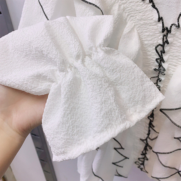 Modern női ing hosszú ujjal és spitz nyakkivágással