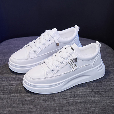 Női tornacipő emblémával és lapos talppal