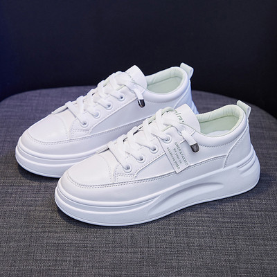 Női tornacipő emblémával és lapos talppal