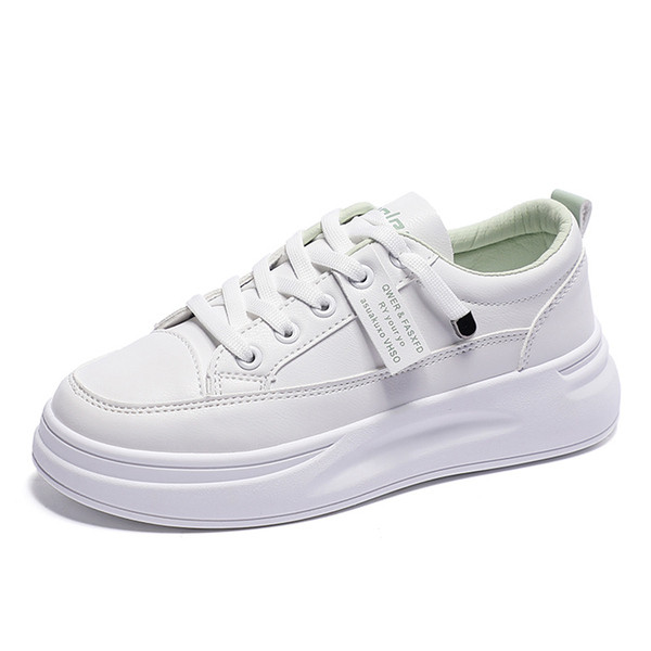 Női tornacipő emblémával és lapos talppal