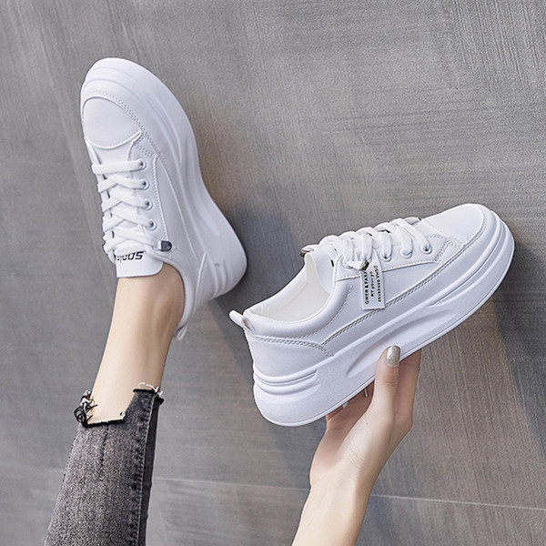 Női tornacipő emblémával és lapos talppal