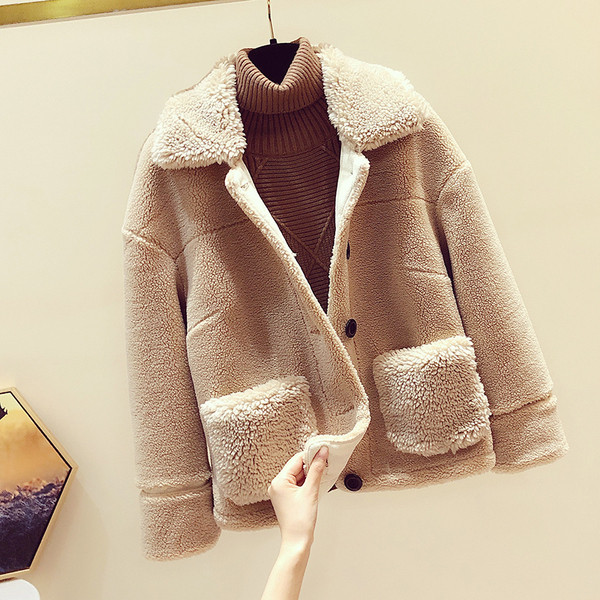 Ежедневно дамско късо палто с копчета и пух в няколко цвята