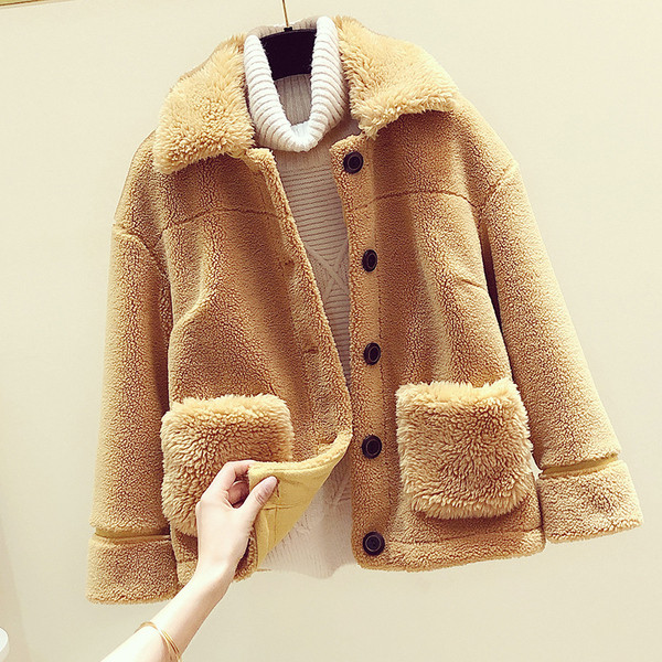 Ежедневно дамско късо палто с копчета и пух в няколко цвята